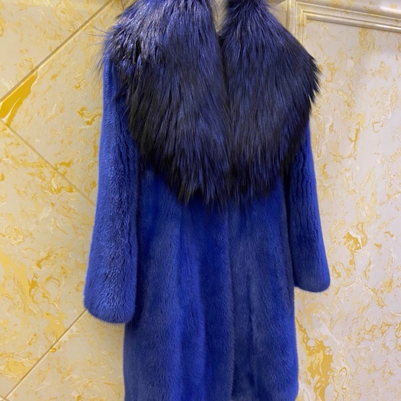 Luxurious Real female mink Blue Fur Coat - Picture 4 of 13